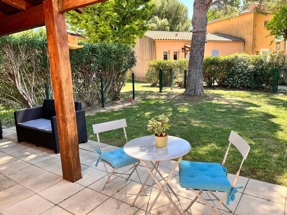 Maison De Vacances Dans Residence Avec Piscine Arles Exterior foto